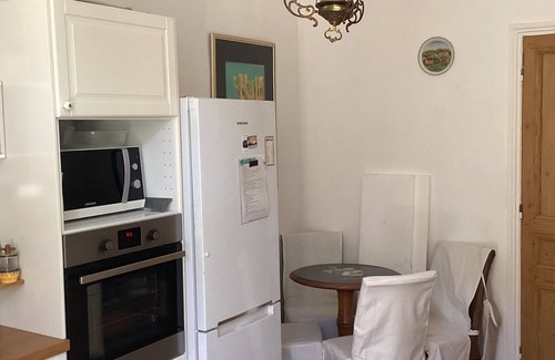 Prado - Republique Apartment | Large ground-floor apartment of a property with a garden