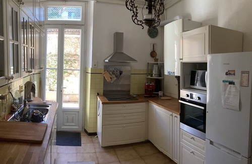 Prado - Republique Apartment | Large ground-floor apartment of a property with a garden