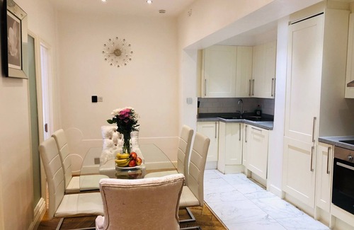 Warwick Apartment | Large Group Friendly South Belgravia 4BR Apt