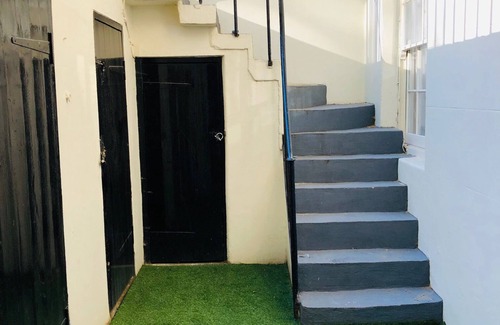 Warwick Apartment | Large Group Friendly South Belgravia 4BR Apt