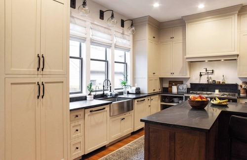 Italian Village House | Large Groups *GameRm *5Queens/1King *High St .2mi