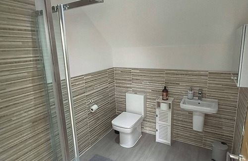 Barnstaple House | Large Guest Room with Kingsize Bed & Private Bathroom