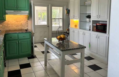 Reidsville House | Large Historic 4 BR Home with 2 Acres & Pool in Reidsville