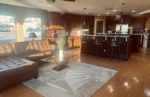 Sunrise Manor House | LARGE HOME/24MIN TO STRIP/KING BEDS/POOL/HIKINGTRAILS/CITY&MOUNTAIN VIEWS