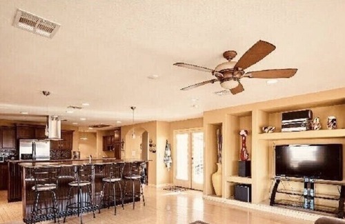 Sunrise Manor House | LARGE HOME/24MIN TO STRIP/KING BEDS/POOL/HIKINGTRAILS/CITY&MOUNTAIN VIEWS