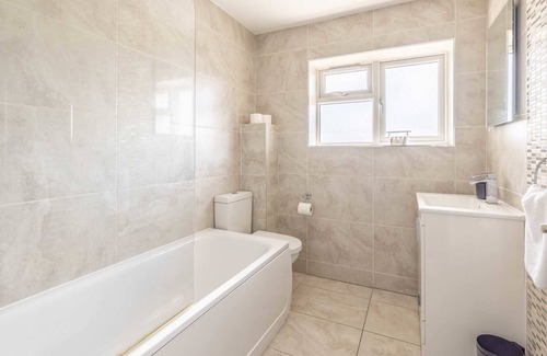 Langley Marish House | LARGE HOME - 4 BED/3 BATH & DRIVEWAY PARKING