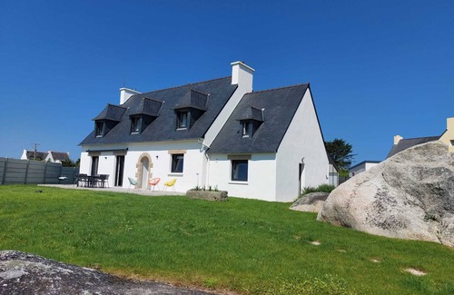 Kerlouan Villa | Large house 200m2 seaside 12 pers. with jacuzzi 300 meters from the beach