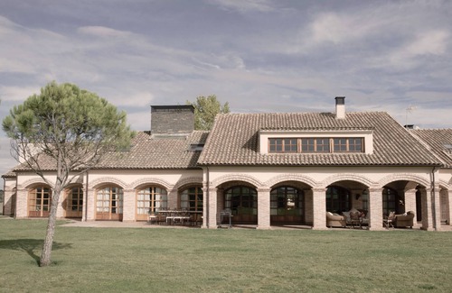 Almenara de Tormes Cottage | Large house for families up to 24 pax. 15 minutes from Salamanca. Barbecue, A/C and WIFI