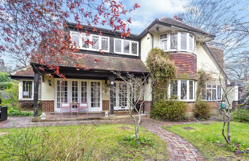 Poole House | Large House- HOT TUB - Sleeps 12 - Near Sandbanks