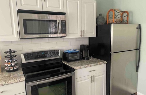 Lake Worth House | Large Living Room-Driveway-Fenced Backyard-5 min to Beach-Patio Firepit Grill