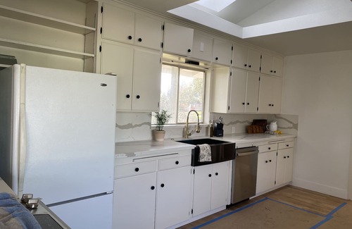 Raisin House | Large lot 3-bedroom house near Belmont Country Club