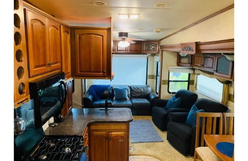 Big Pine Key RV Rental | LARGE LOT & RV A Fisherman Camp