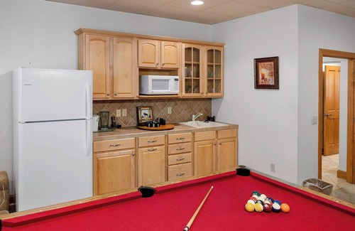 Whittier Condo | Large & Luxurious Condo in Smoky Mountain Country Club with Washer & Dryer!