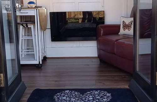 Stockton-on-Tees Cabin | Large Luxury self contained shepherd's hut with elevated deck