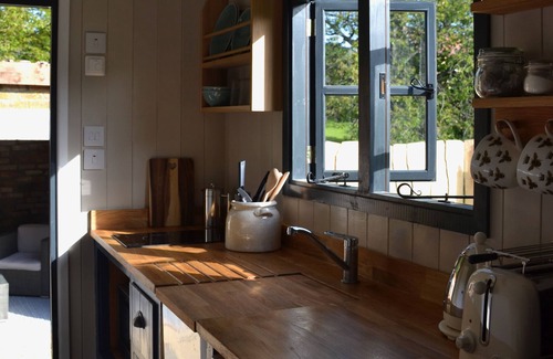 Belluton Cabin | Large Luxury Shepherds Hut with Hot Tub near Bath