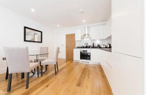 Island Gardens Apartment | Large Modern 1 Bed Apartment London Canary Wharf with Great Transport links
