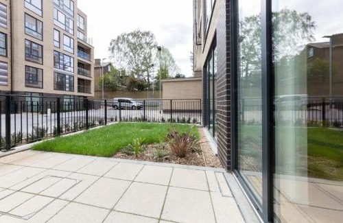 Island Gardens Apartment | Large Modern 1 Bed Apartment London Canary Wharf with Great Transport links