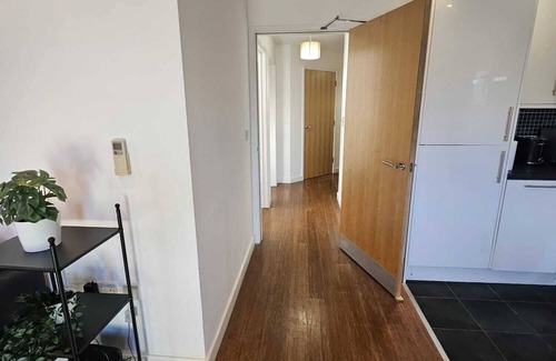 Temple Quay Apartment | Large, modern 2 bed apartment with parking,walking distance to the city center