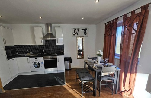 Temple Quay Apartment | Large, modern 2 bed apartment with parking,walking distance to the city center