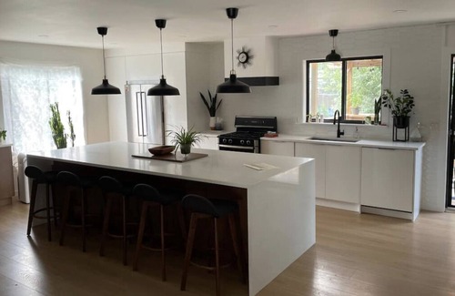 Red Deer House | Large modern 5 bedroom with hot tub