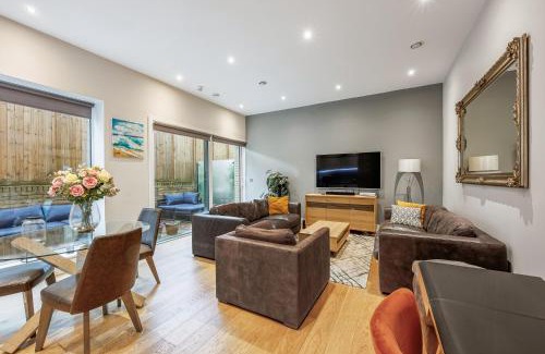 Turnham Green Apartment | Large Modern One Bedroom Apartment (nearly 800 ft)