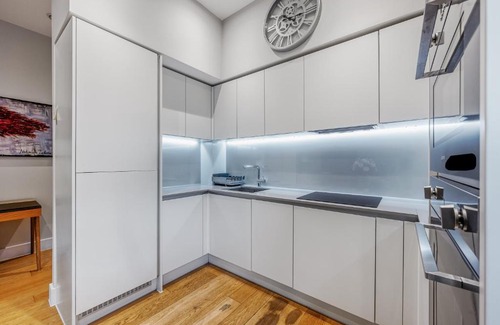 Turnham Green Apartment | Large Modern One Bedroom Apartment (nearly 800 ft)