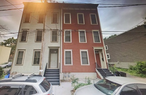 Albany House | Large New 3 br 2.5 ba townhouse in historic Albany neighborhood. Free parking.⁹n