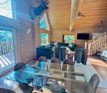 McCammon House | Large Off-Grid Luxury Cabin- creek land & views