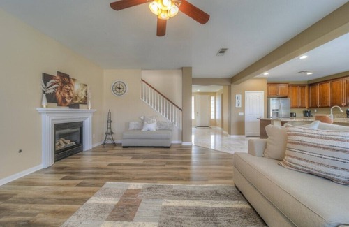 Eastvale House | Large Pool Home on a Quiet Cul-De-Sac
