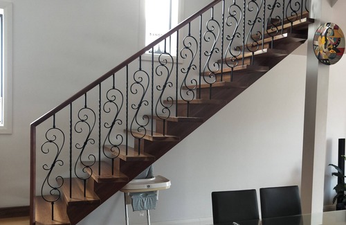 Caulfield South House | Large Prestigious Inner City Family Home- Bright & Airy only 9km to City centre