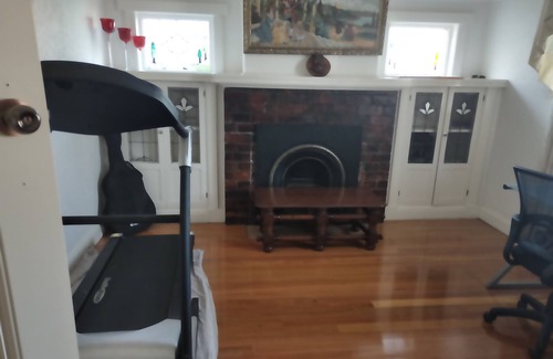 Caulfield South House | Large Prestigious Inner City Family Home- Bright & Airy only 9km to City centre