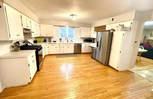 Gahanna House | Large Private Ranch - Master Bedroom Suite with King Bed and private Bathroom - Fenced Yard - Pets & Kids Welcome - Pool Table