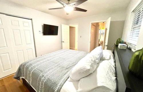 Gahanna House | Large Private Ranch - Master Bedroom Suite with King Bed and private Bathroom - Fenced Yard - Pets & Kids Welcome - Pool Table