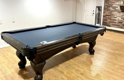 Gahanna House | Large Private Ranch - Master Bedroom Suite with King Bed and private Bathroom - Fenced Yard - Pets & Kids Welcome - Pool Table