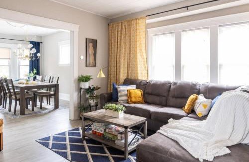 Detroit - Shoreway House | Large Renovated 4 Bedroom Home 9 min to Downtown CLE