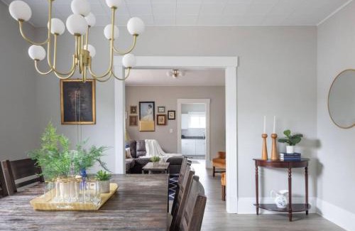 Detroit - Shoreway House | Large Renovated 4 Bedroom Home 9 min to Downtown CLE