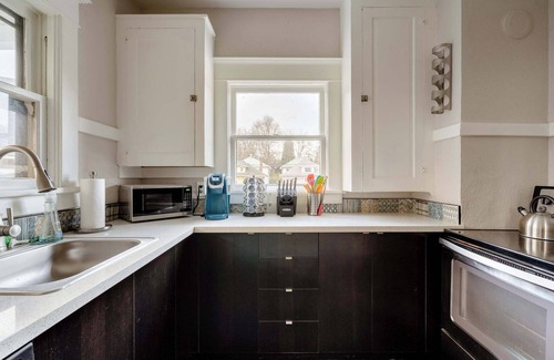 Belmont Apartment | Large SE Apartment Walk to Eats 1BR Sleeps 4