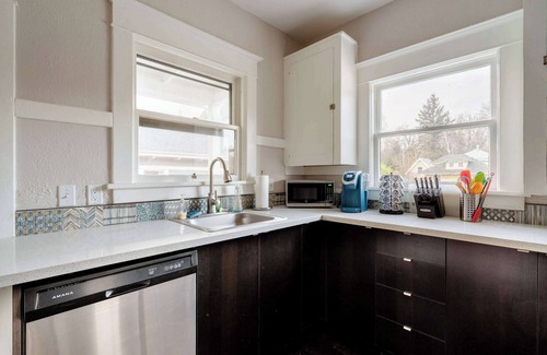 Belmont Apartment | Large SE Apartment Walk to Eats 1BR Sleeps 4