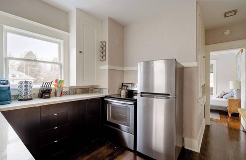 Belmont Apartment | Large SE Apartment Walk to Eats 1BR Sleeps 4
