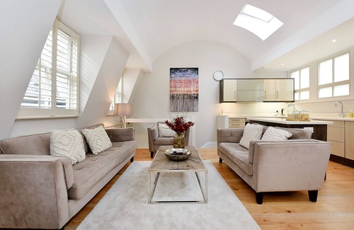 Courtfield House | Large South Kensington Mews House £2m 2Bed Air Con