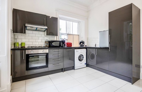 Canary Wharf Apartment | Large & Spacious with High Ceiling within a Mansion House