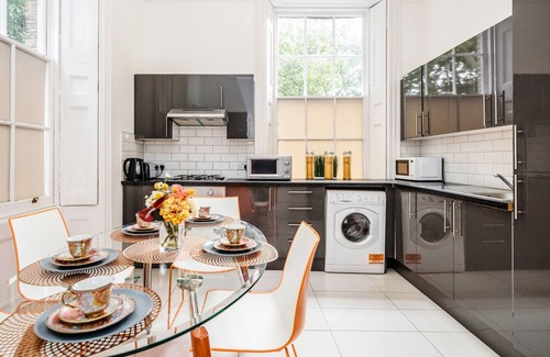 Canary Wharf Apartment | Large & Spacious with High Ceiling within a Mansion House