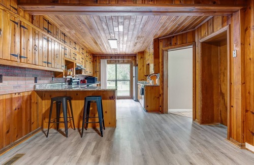 McCalla House | LARGE Stone Home, Convenient to UA, Hoover Met, GOLF