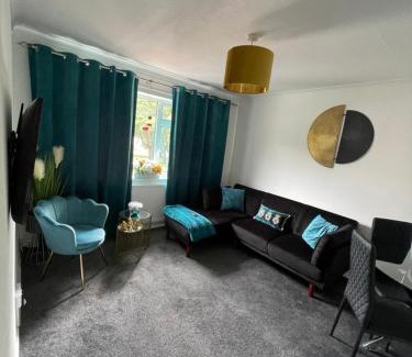 Stevenage Apartment | Large Stylish 2 Bedroom Apartment Stevenage Sleep 6
