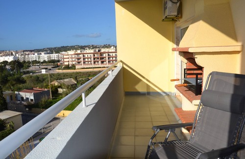 Albardeira Apartment | large swimming pool, sea views, 24hr security, free wifi