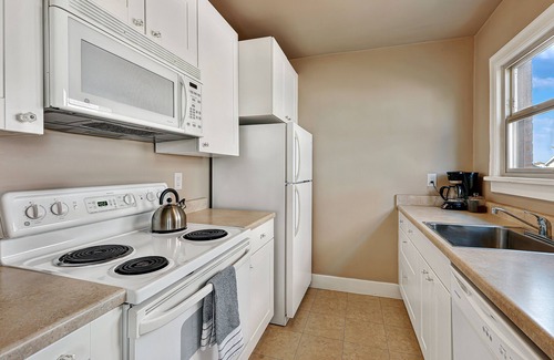 Broadway Apartment | Large top floor 1br/classic Capitol Hill building, central location