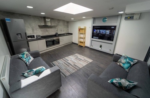 Selly Oak Apartment | Large top floor studio!