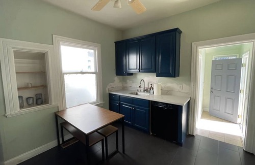 Oak Center House | Large Victorian + Off-street gated parking + Minutes to SF!