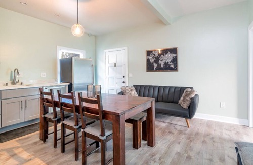Oak Center House | Large Victorian + Off-street gated parking + Minutes to SF!