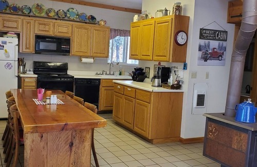 Crescent Cabin | Large Waterfront Cabin on Crescent Creek near Crater, Crescent, and Odell Lake.